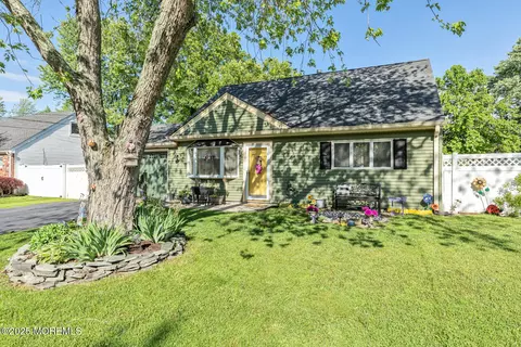 7 Monterey Dr, Hazlet, NJ 07730
