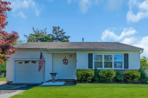 8 Brakenbury Ct, Toms River, NJ 08757