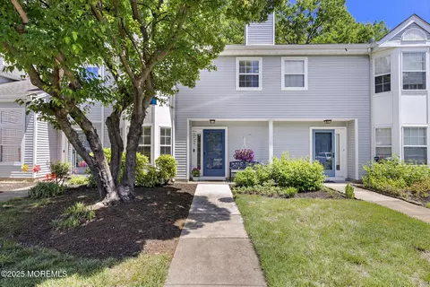 405 Hampton Ct #15-4, Manalapan, NJ 07726