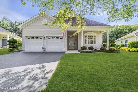 25 Bellflower Dr, Lakewood, NJ 08701