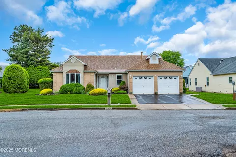 4 Blyth Ct, Toms River, NJ 08757