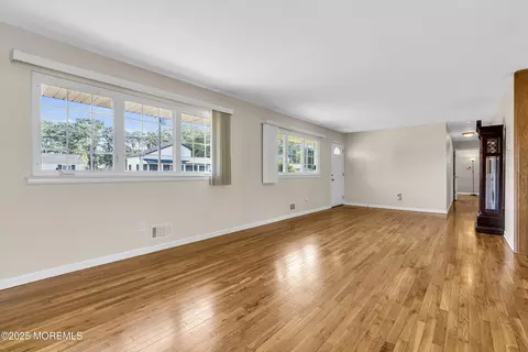 Living - 28 Roberta Dr, Howell, NJ 07731 photo 2 of 7