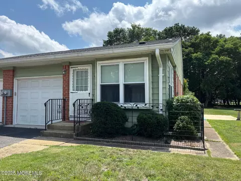 10 Monmouth Ln #B, Whiting, NJ 08759