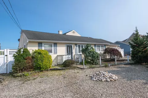 827 Leeward Dr, Forked River, NJ 08731