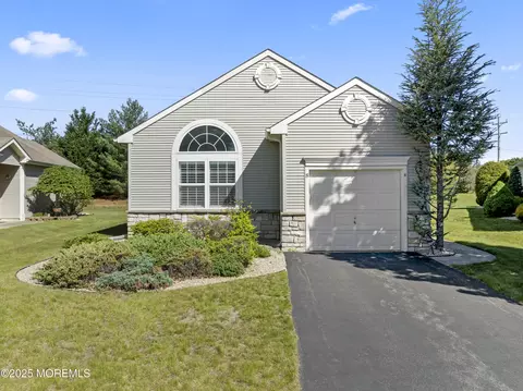 8 Chaminox Ct, Manchester, NJ 08759