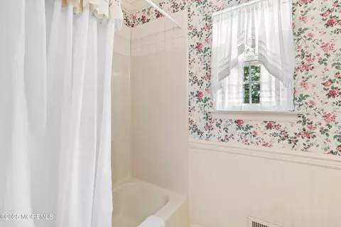 Bath - 303 Bayside East Pkwy, Forked River, NJ 08731 photo 3 of 3