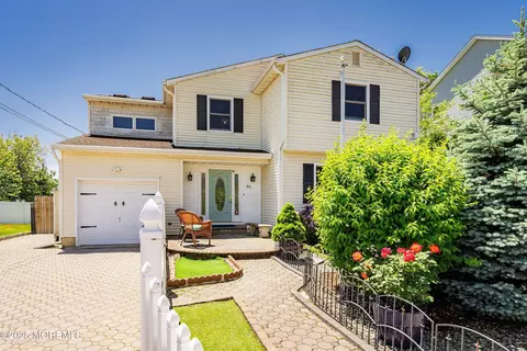86 Illinois Ave, Waretown, NJ 08758