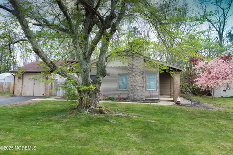 21 Birmingham Dr, Jackson, NJ 08527