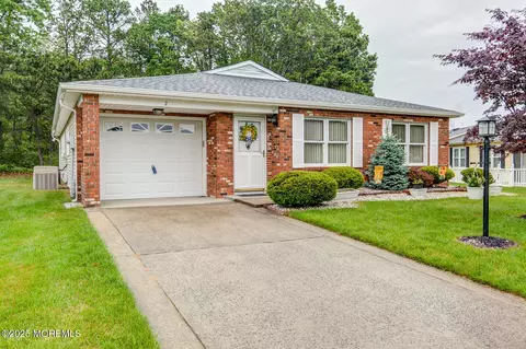 2 Thames Pl, Brick, NJ 08723