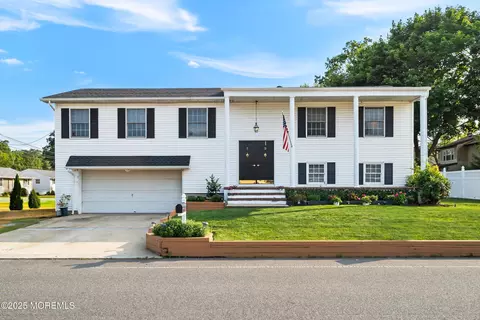 19 Elm St, Beachwood, NJ 08722