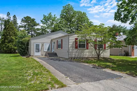 152 Biabou Dr, Toms River, NJ 08757