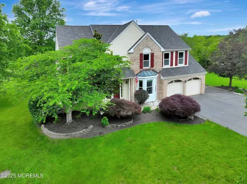 2 Hampton Hollow Dr, Perrineville, NJ 08535