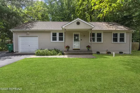 18 Oak Ln, New Egypt, NJ 08533
