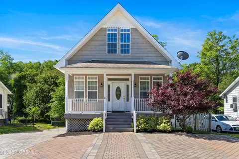35 Sweetmans Ln, Manalapan, NJ 07726