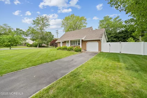 952 Stafford Dr, Toms River, NJ 08753