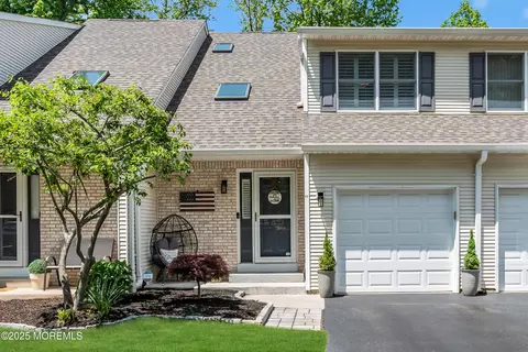 17 Maria Ct, Holmdel, NJ 07733