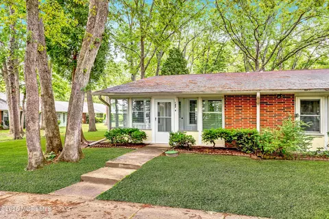 142 Farrington Ct # A, Lakewood, NJ 08701