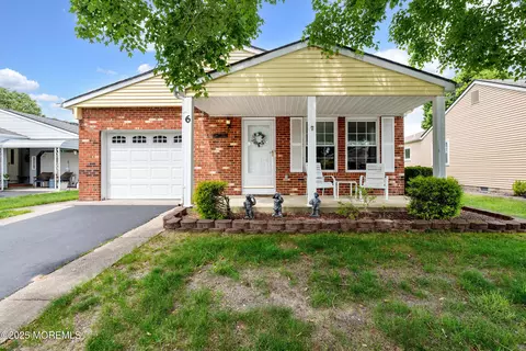 6 Manitoba Ct, Toms River, NJ 08757