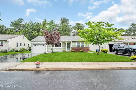 11 Sheepshead Dr, Toms River, NJ 08757