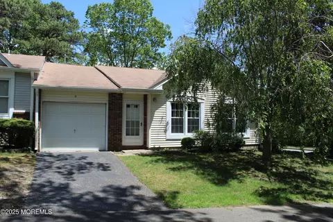 9 Raymond Ct, Lakewood, NJ 08701