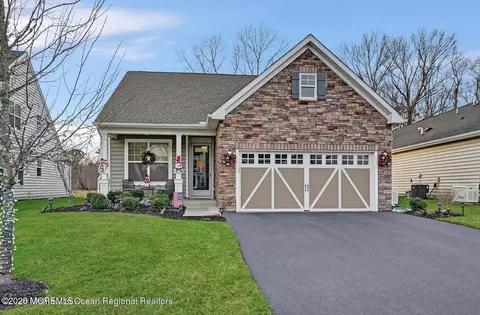 18 Lily Pond Ct, Howell, NJ 07731