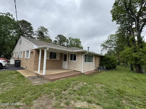 3 Blue Jay St # B, Manchester, NJ 08759