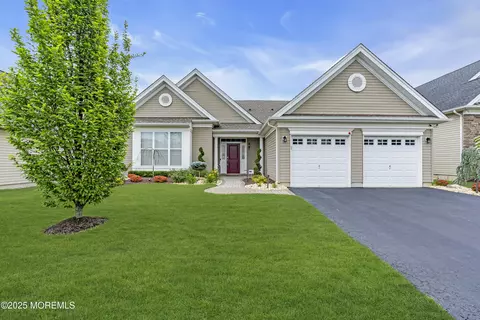 8 Sahalee Dr, Monroe, NJ 08831