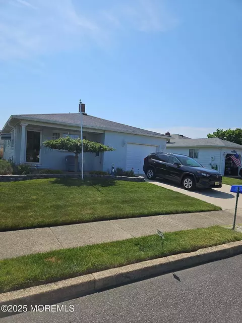 27 Maracaibo Pl, Toms River, NJ 08757