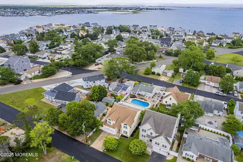 12 Woodhaven Rd, Toms River, NJ 08753