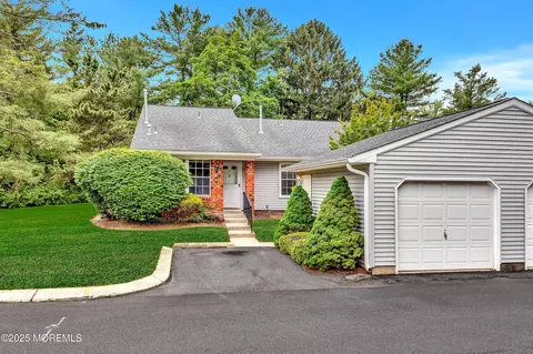 72 Boxwood Ter, Red Bank, NJ 07701