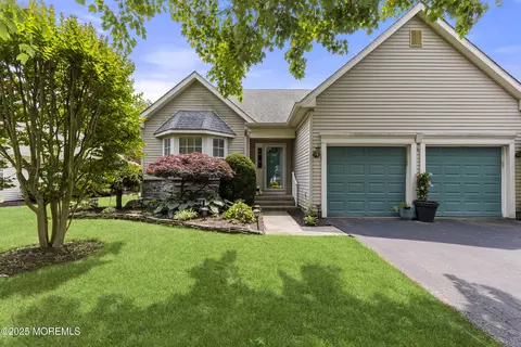 5 Rosewood Dr, Lakewood, NJ 08701