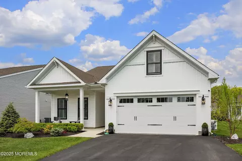 63 Pasture Dr, Farmingdale, NJ 07727