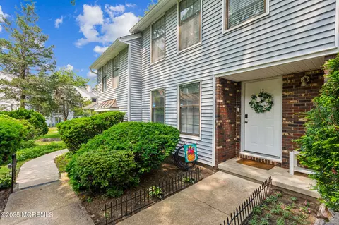 12 Barnes Ln, Toms River, NJ 08753
