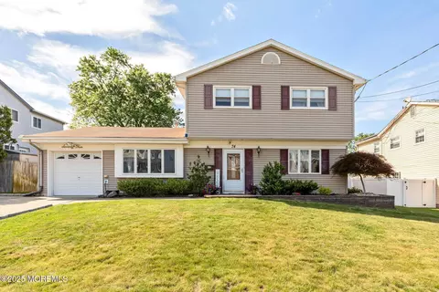 74 Briscoe Ter, Hazlet, NJ 07730