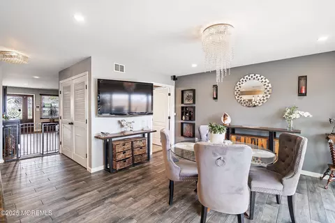 Dining - 37 Florence Ave, Leonardo, NJ 07737 photo 1 of 2