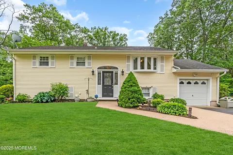 50 Darien Rd, Howell, NJ 07731