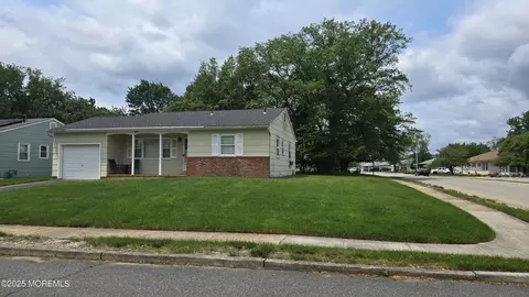 80 Brakenbury Dr, Toms River, NJ 08757