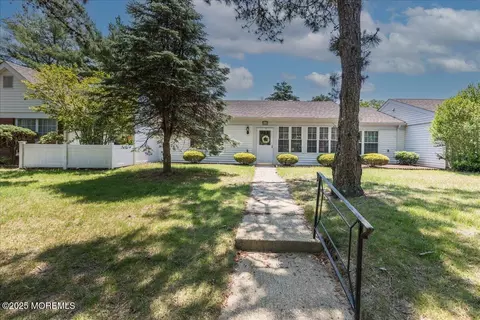 648 Pulham Ct #B, Manchester, NJ 08759