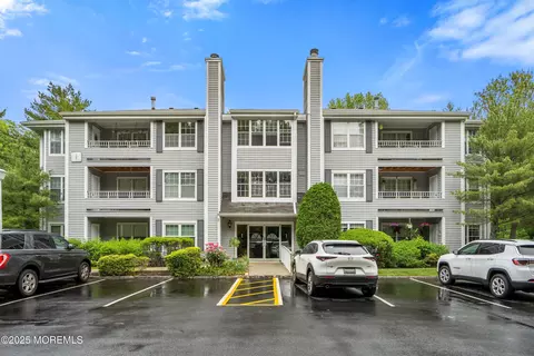 102 Raintree Ct #102, Helmetta, NJ 08828
