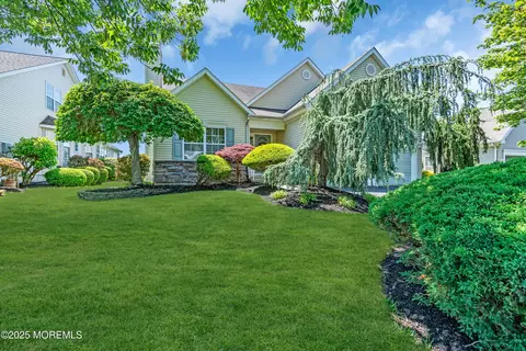 123 Skyline Dr, Lakewood, NJ 08701
