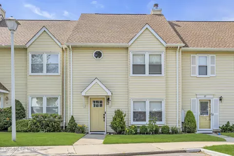 39 Colonial Ct, Jackson, NJ 08527