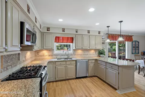 Kitchen - 5 Persimmon Dr, Jackson, NJ 08527 photo 3 of 6