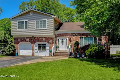97 Lafayette Mills Rd, Manalapan, NJ 07726
