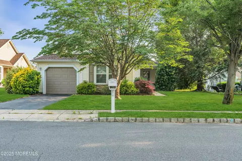 2752 Meadow Lake Dr, Toms River, NJ 08755