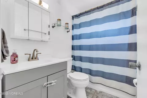 Bath - 206 Midstreams Rd, Brick, NJ 08723 photo 1 of 1