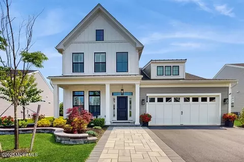 19 Mulberry Rd, Farmingdale, NJ 07727