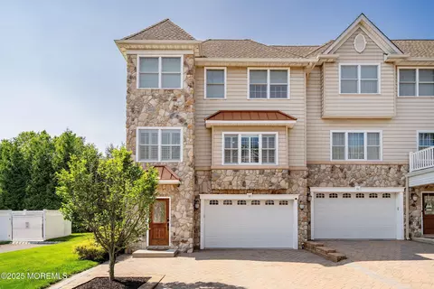 52 White Oak Ln #510, Aberdeen, NJ 07747