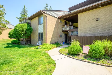 21 Pine Cluster Cir #A, Manalapan, NJ 07726