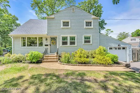 17 Maplewood Dr, Middletown, NJ 07748