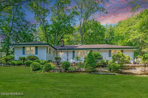 7 E Parkway Pl, Holmdel, NJ 07733